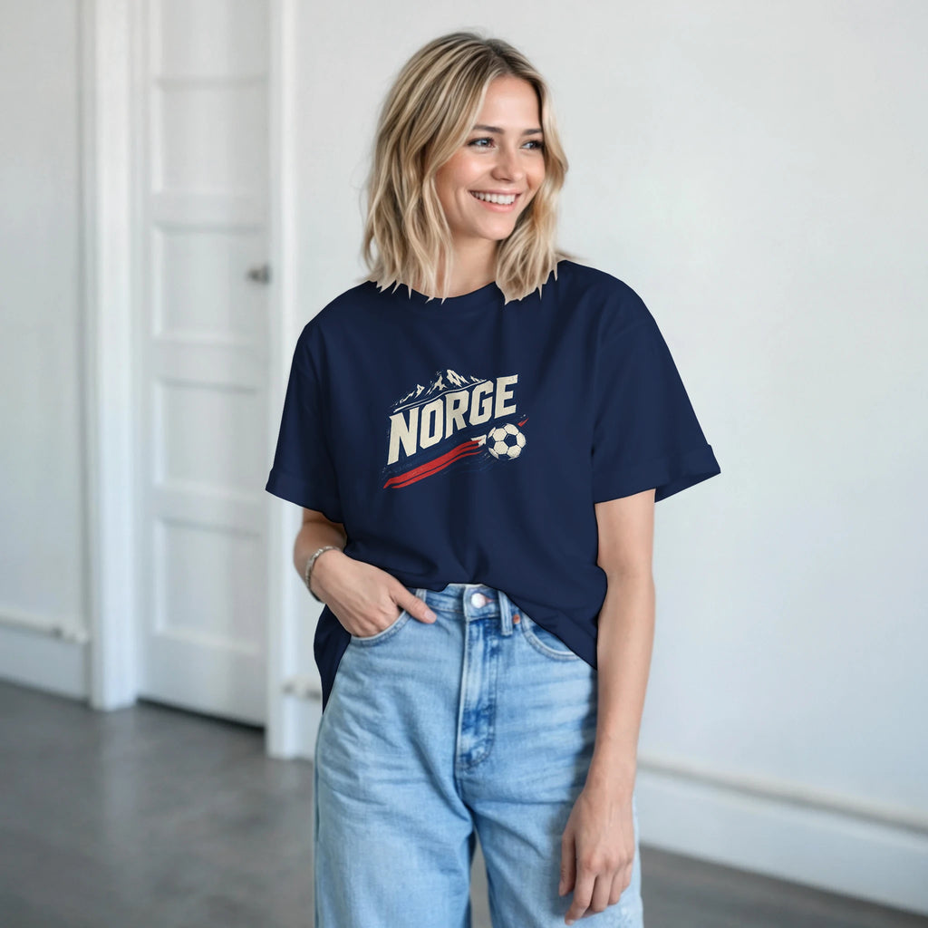 Norge t-skjorte marineblå nærbilde av NORGE-trykket – Heia Norge Shop